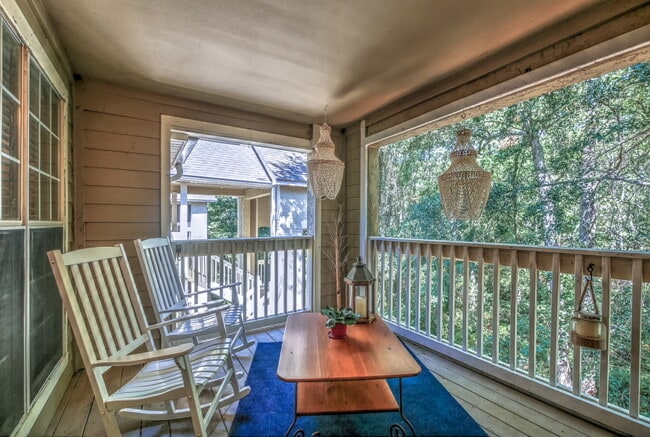 Building Photo - Summer House – 2BR/2BA Top-Floor Condo wit...