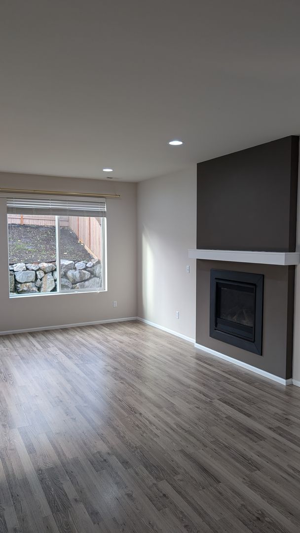 Building Photo - 5 bedroom Marysville 2 story home