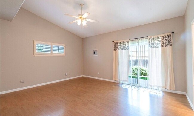 Building Photo - 3 bedroom 2 Bath home with garage, yard an...