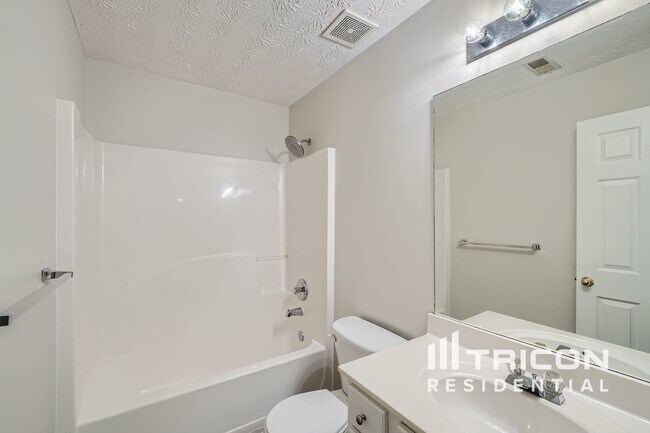 Building Photo - 733 Winbrook Dr