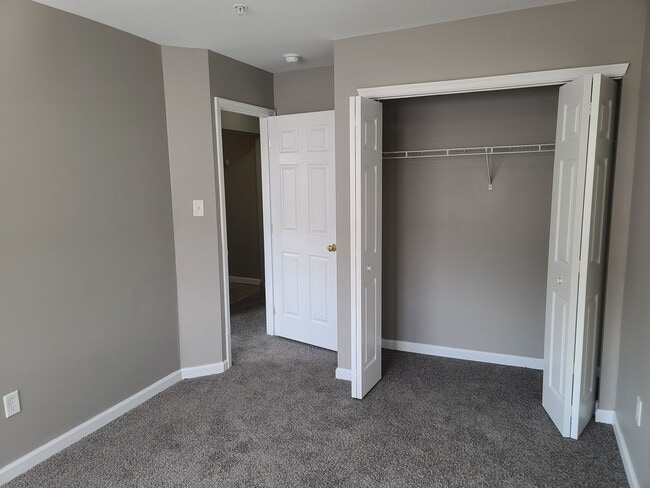 Building Photo - 3 Bedroom 2 1/2 bath townhouse in Waynesbo...