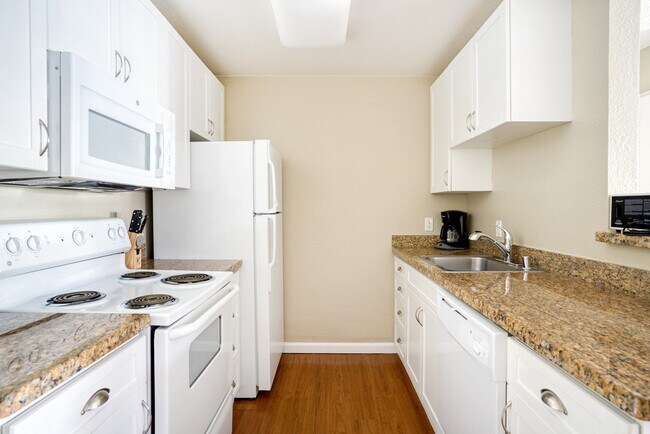 Building Photo - 141 Saratoga Ave