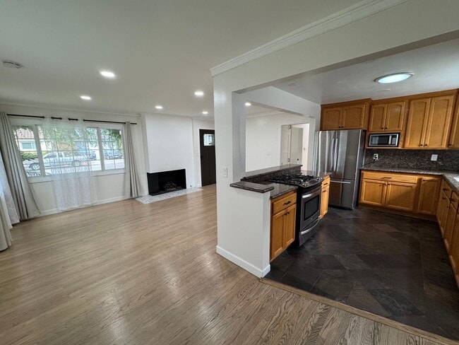 Building Photo - Beautiful 3 bedroom 2 bath Pool Home...  this one is a SHOW STOPPER