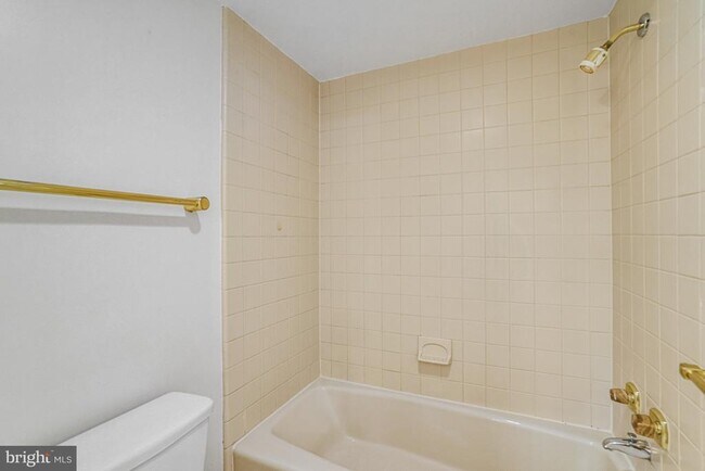 Building Photo - 1530 Key Blvd