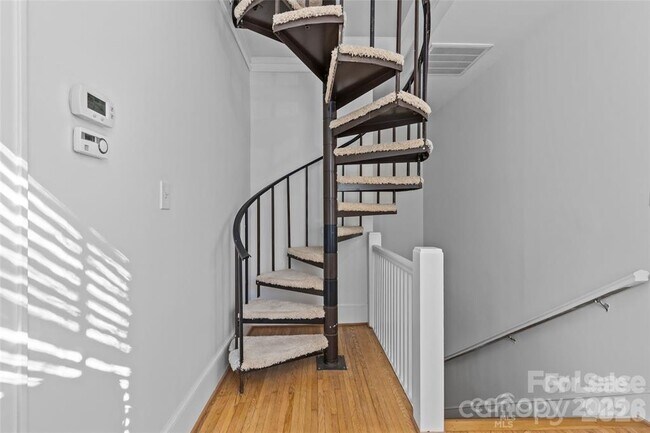 Building Photo - 609 Queens Rd