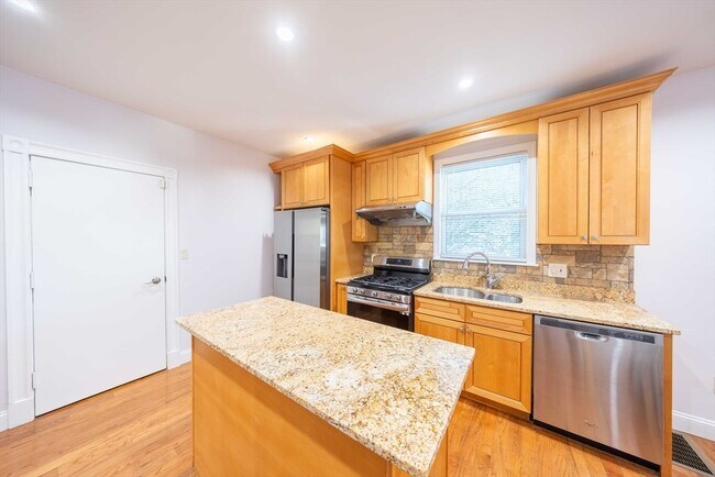 Building Photo - 7 Alcott St