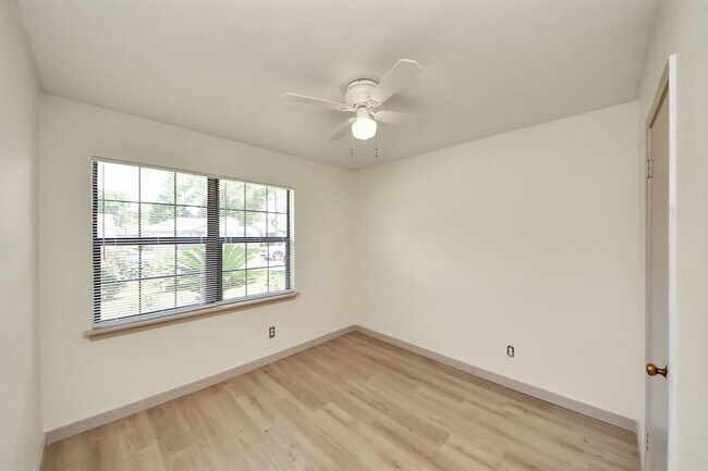 Building Photo - 2404 Grape Ln
