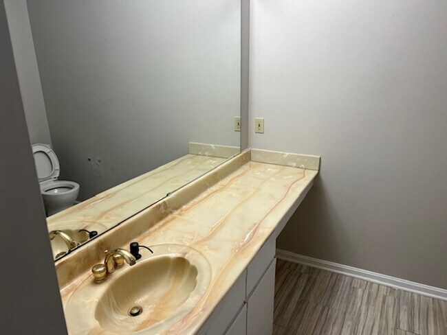 Building Photo - Spacious 2BR/2.5BA Condo in a Quiet HOA Community