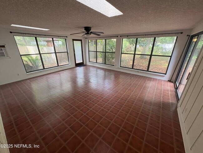 Building Photo - 12723 Longview Dr W