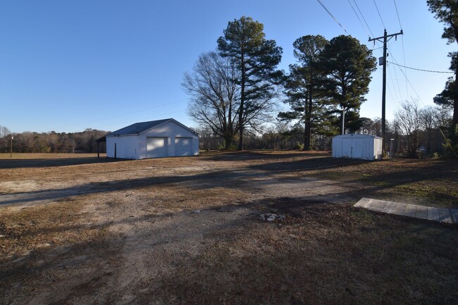 Building Photo - Spacious & Updated Double-Wide Home on a L...