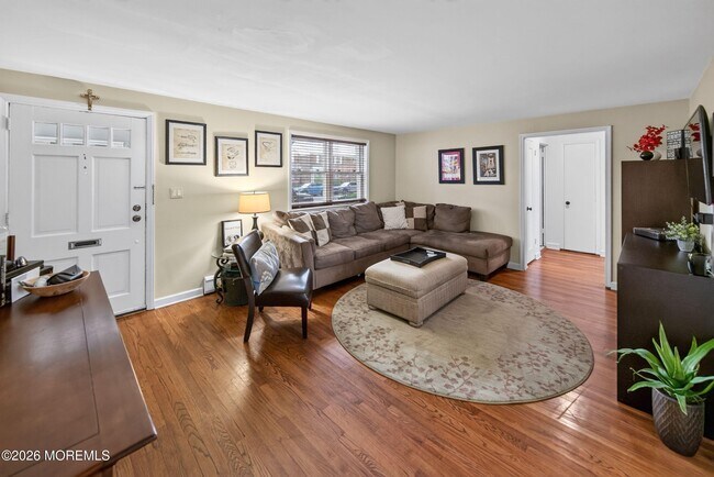 Building Photo - 11 Manor Dr