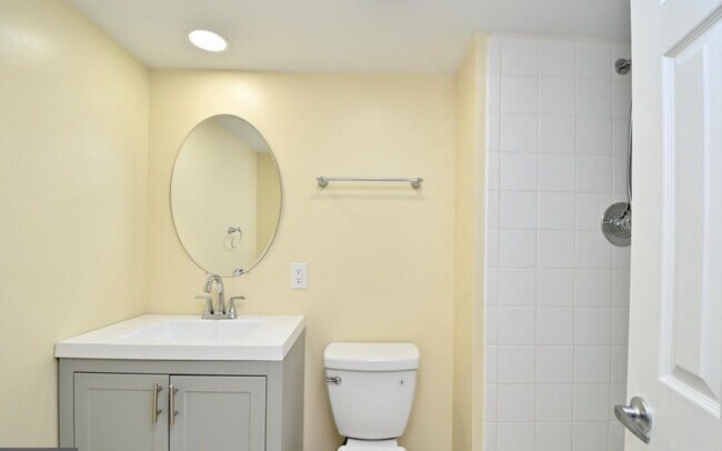 Building Photo - 16501 Accolawn Rd