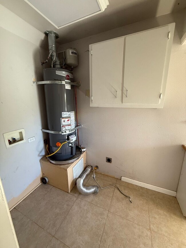 Building Photo - 3-bedroom, 2-bathroom home located in the ...