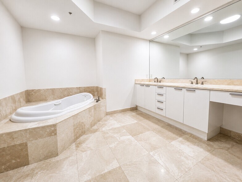 Master Bathroom 1 - 14951 Royal Oaks Ln