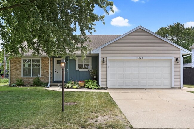 Primary Photo - 3 Bedroom, 2 Bathroom House w/ 2 Car Garag...