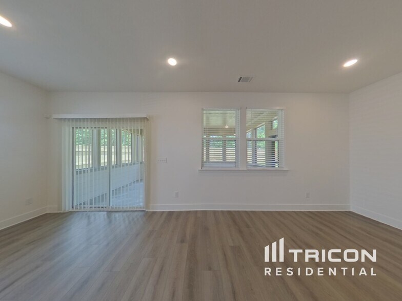 Building Photo - 77 Mayhaw Pt