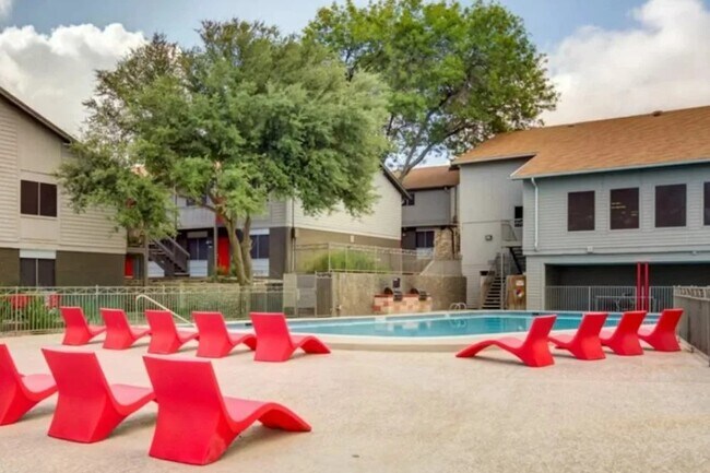 Building Photo - 2101 Burton Dr