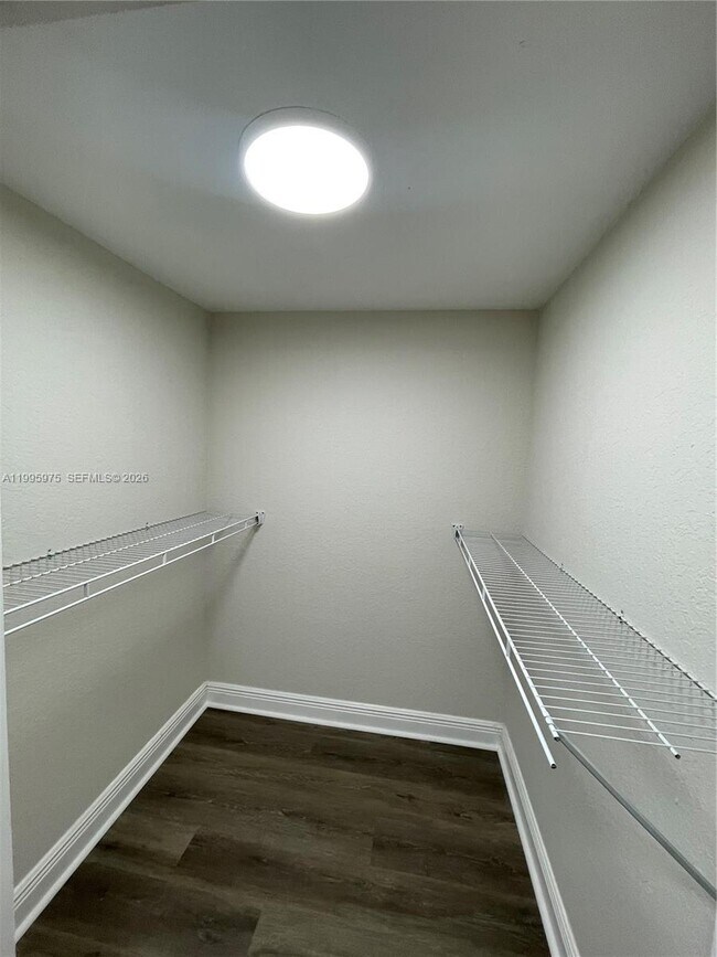 Building Photo - 2850 N Oakland Forest Dr