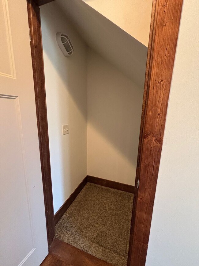 Building Photo - FIRST MONTH'S RENT 1/2 PRICE!!!
