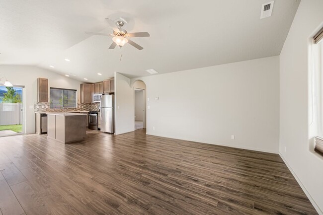 Building Photo - Montrose Rancher 3 bed 2 bath