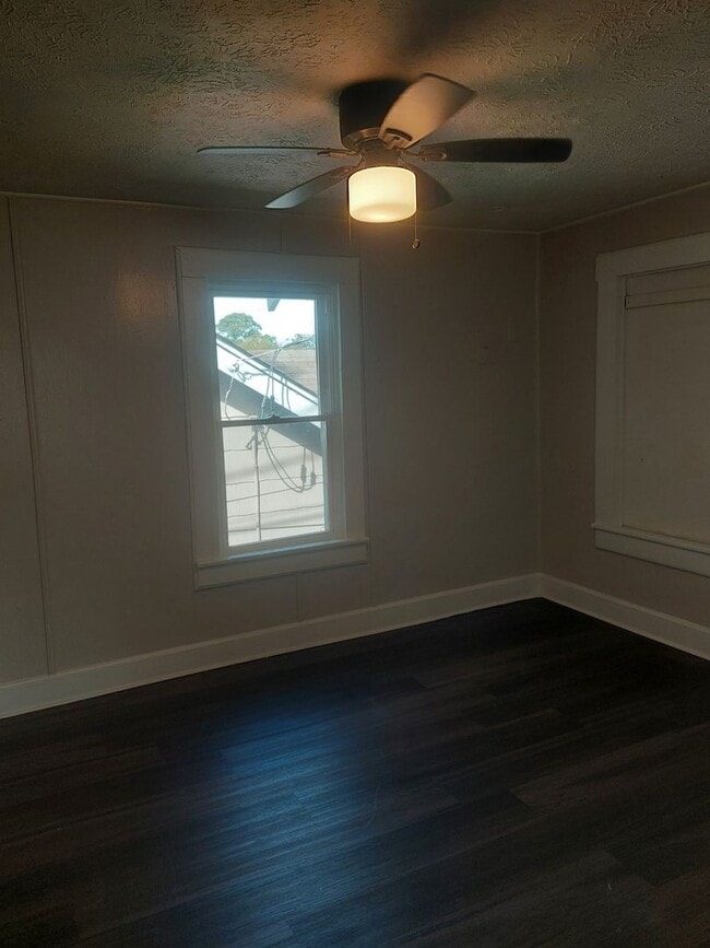 Building Photo - Cute duplex Jordan/ Johnson area Move in Ready