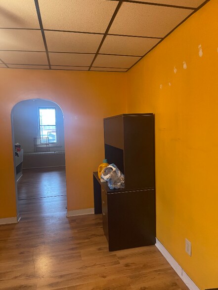 Building Photo - 9 E Main St