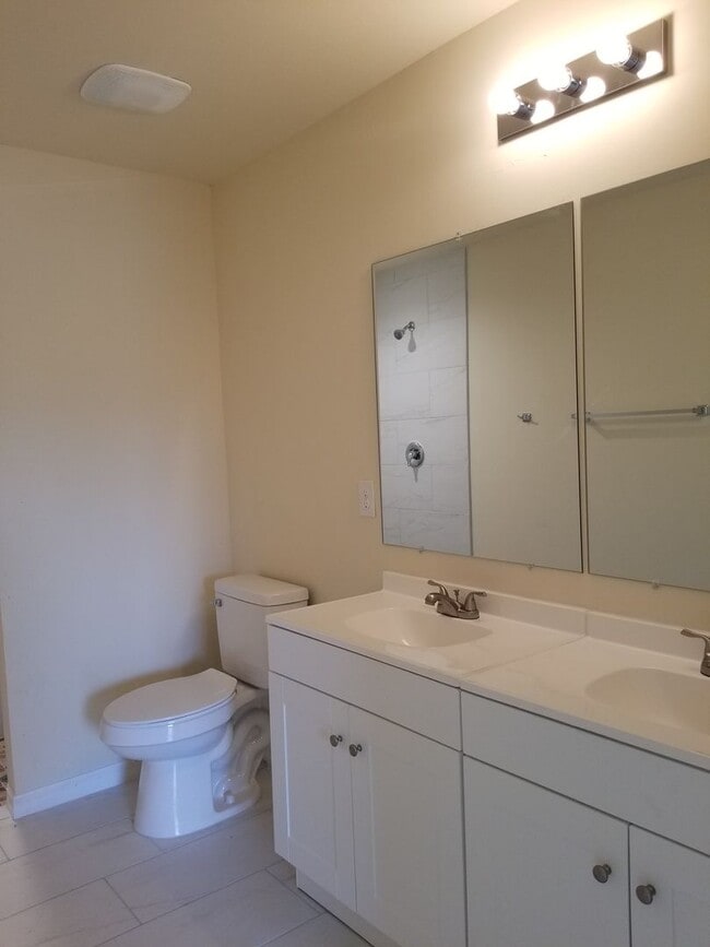 Building Photo - 3 Bedroom 2 Bath 1 Car Garage Waterfront D...