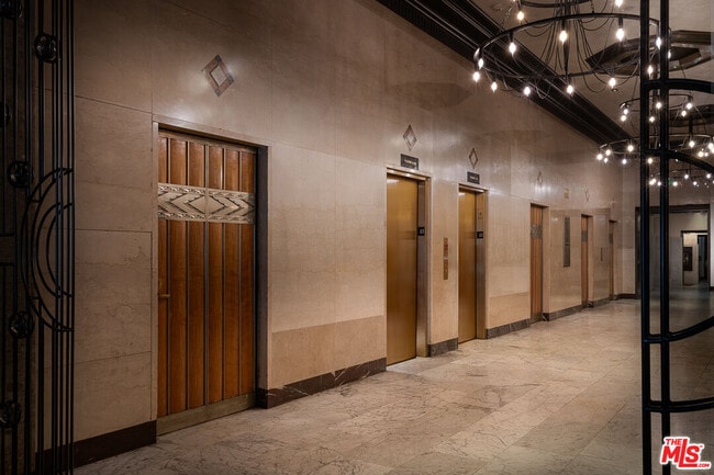 Building Photo - 460 S Spring St