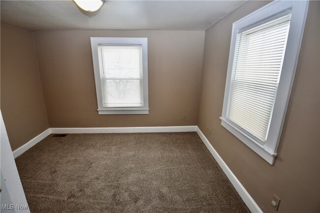 Building Photo - 583 Victoria Ave