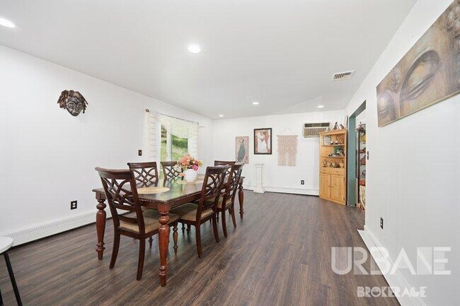 Building Photo - Stunning Mid Century American Ranch