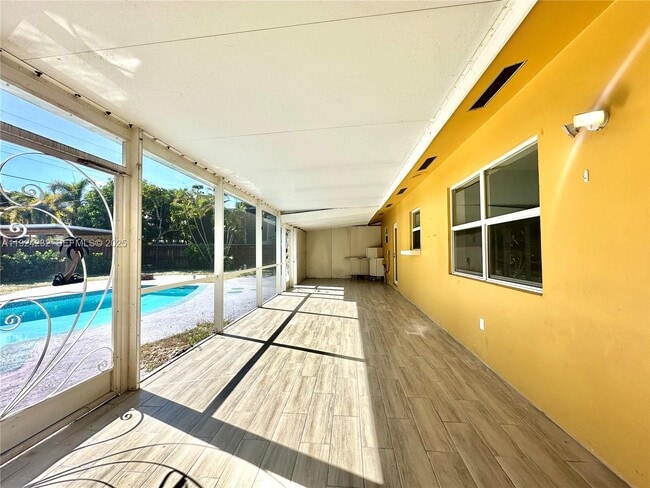 Building Photo - 912 NE 9th Ct