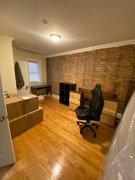 Building Photo - 913 Boylston St
