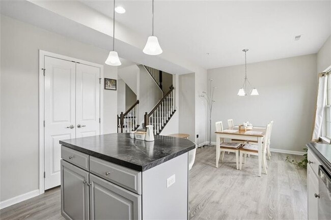 Building Photo - 404 Aprilmae Way