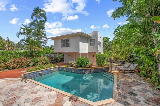 Building Photo - 221 Greymon Dr
