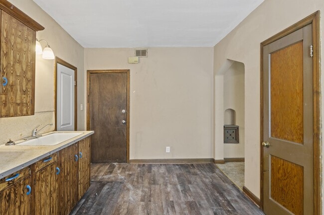 Building Photo - 420 Olive St