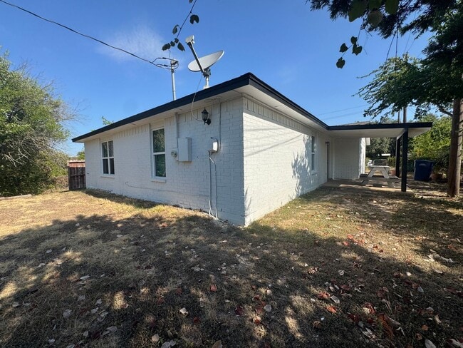 Building Photo - 1402 Miranda Ave