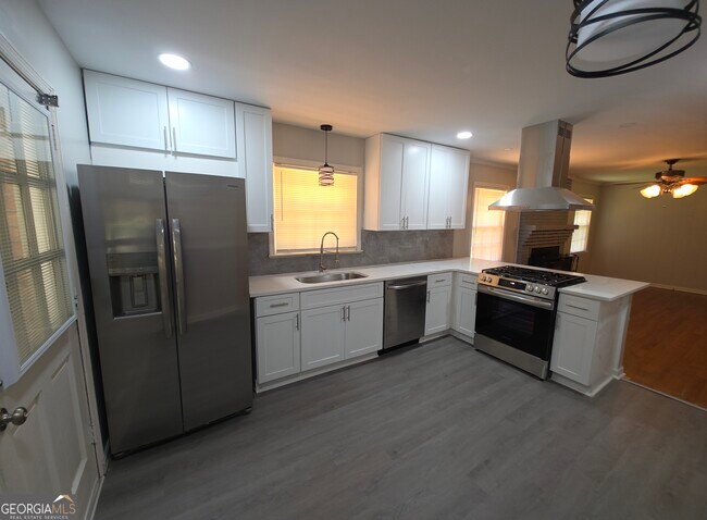 Building Photo - 3988 Rainbow Dr
