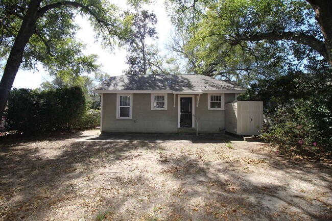 Building Photo - East Pensacola Heights 2BR Cottage Near Downtown with Heart-Pine Floors, Updated Kitchen & Rear A...