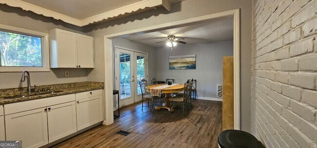 Building Photo - 1976 Columbia Dr