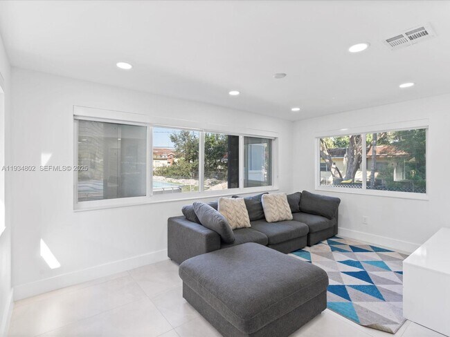 Building Photo - 4121 SW 54th Ct