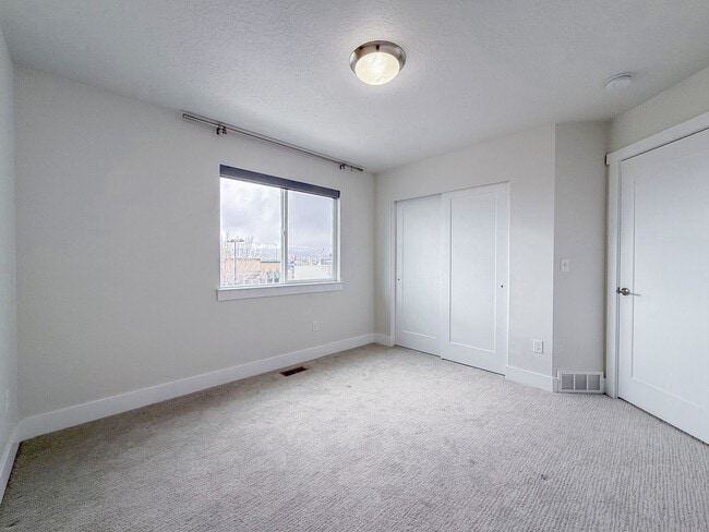 Building Photo - 3 Bed 3 Bath - Townhouse
