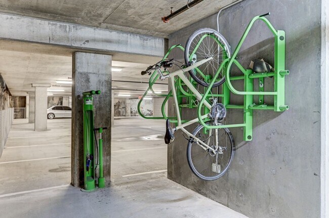 Building Photo - Sleek 1 Bedroom Condo walkable to all things in The Gulch