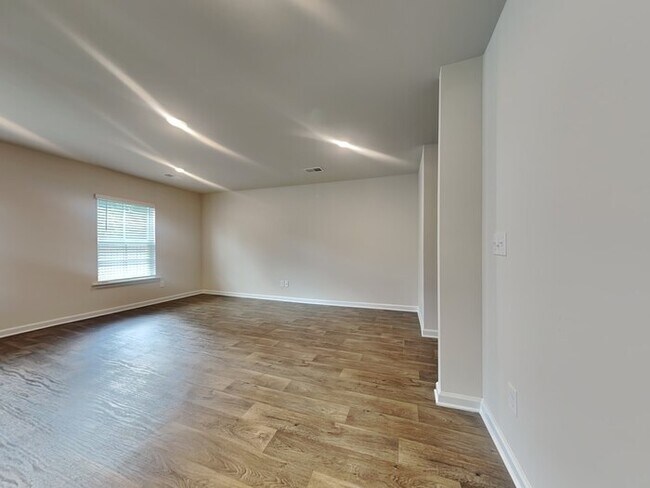 Building Photo - Burnside Farms! Fenced in Backyard! Near U...