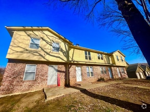 Building Photo - 405 NE Highland Ln