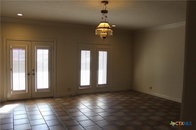 Building Photo - 6001 Country Club Dr
