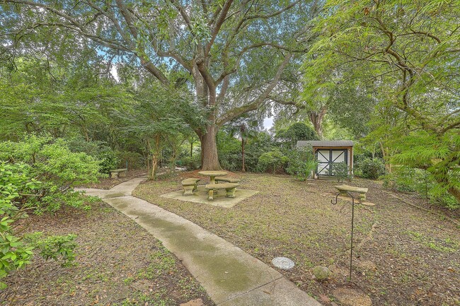 Building Photo - Single Family Home in Park Circle!