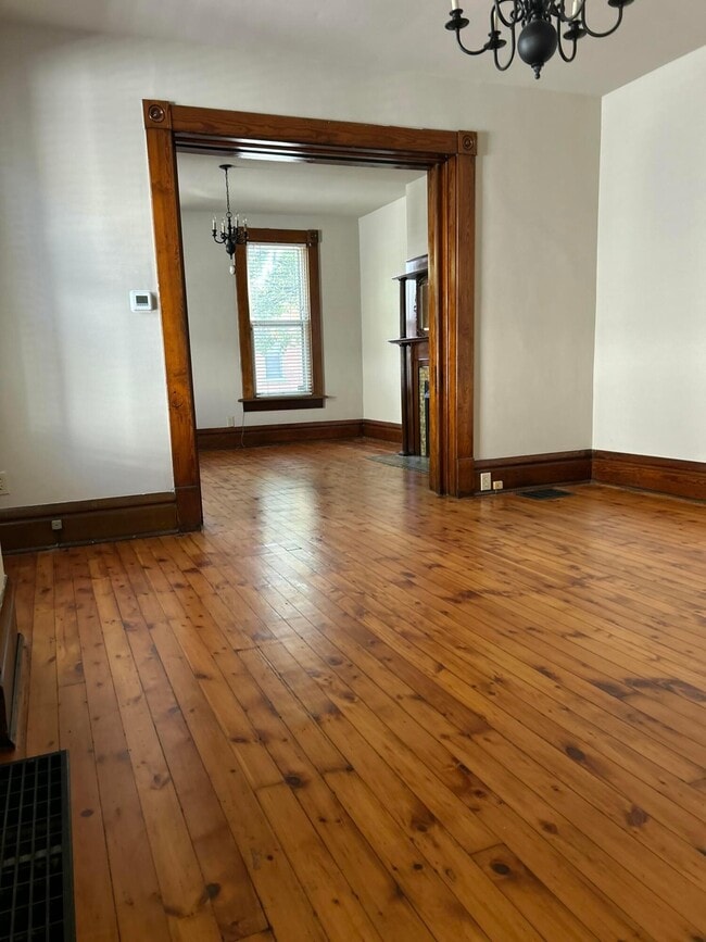 Building Photo - 118 E Kossuth St