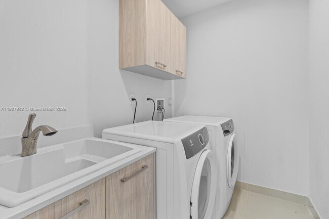 Building Photo - 4750 NW 84th Ave