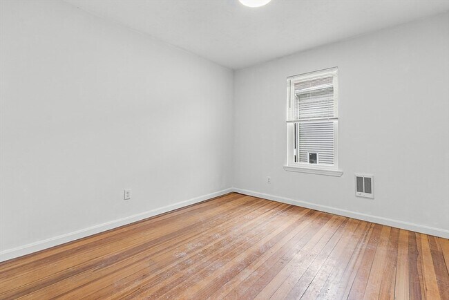 Building Photo - 18 St Clair St