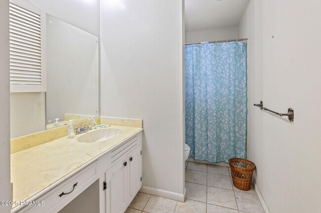 Building Photo - 4512 E Meadow Ln